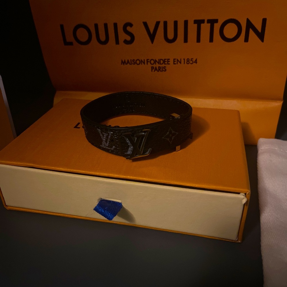 Louis Vuitton Slim Men’s Braclet (COMES WITH A RECIEPT)
